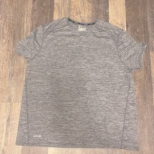 MENS NEVER WORN XXL TRAINING FIT T-shirt